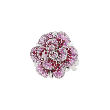 Bague Chanel Camelia grand modèle en or blanc et saphirs roses