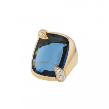 Bague Pomellato Ritratto grand modèle en or rose, topaze Bleue London et diamants
