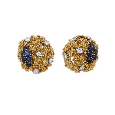 Paire de clips d'oreilles années 1960 Boucheron  en or jaune, saphirs et diamants