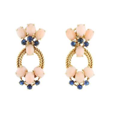 Paire de clips d'oreilles années 70 Chaumet  en or jaune, corail et saphirs