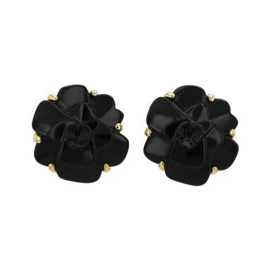 Paire de clips d'oreilles Chanel Camelia grand modèle en or jaune et onyx