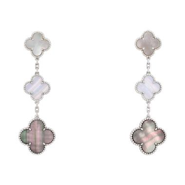 Paire de pendants d'oreilles Van Cleef & Arpels Magic Alhambra en or blanc, nacre et calcédoine